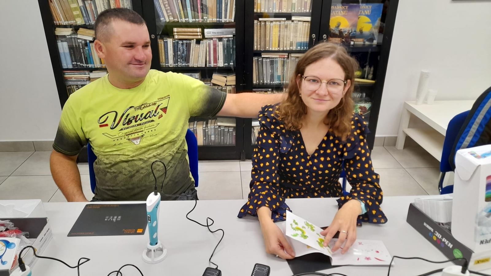 Zdjęcie w galerii na portalu naszraciborz.pl: Warsztaty tworzenia prac długopisami 3D w raciborskiej bibliotece wiadomości z regionu