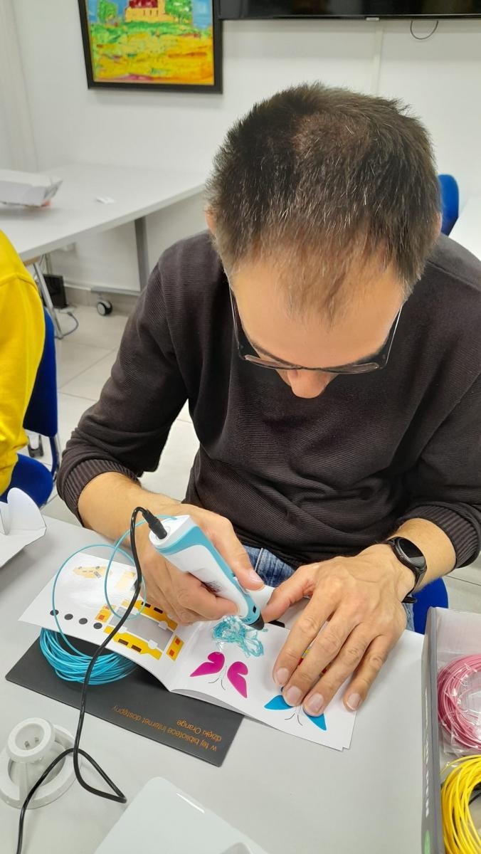 Zdjęcie w galerii na portalu naszraciborz.pl: Warsztaty tworzenia prac długopisami 3D w raciborskiej bibliotece wiadomości z regionu