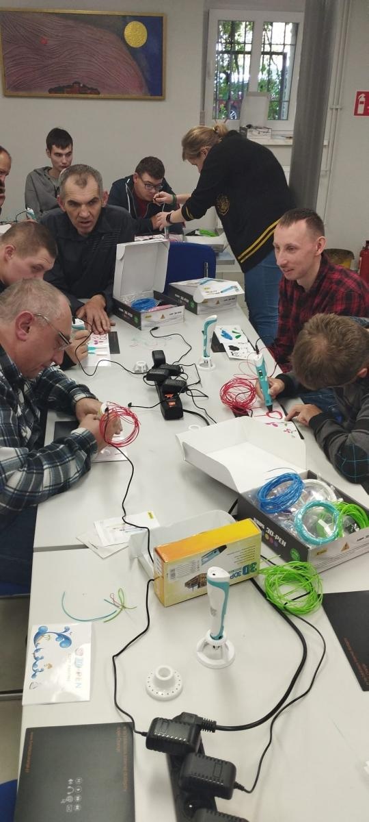 Zdjęcie w galerii na portalu naszraciborz.pl: Warsztaty tworzenia prac długopisami 3D w raciborskiej bibliotece wiadomości z regionu