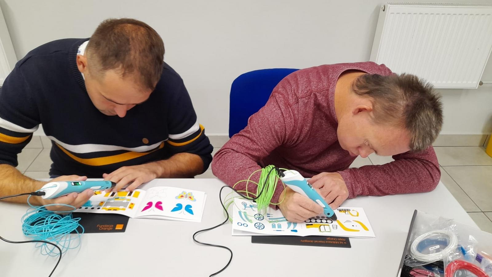 Zdjęcie w galerii na portalu naszraciborz.pl: Warsztaty tworzenia prac długopisami 3D w raciborskiej bibliotece wiadomości z regionu