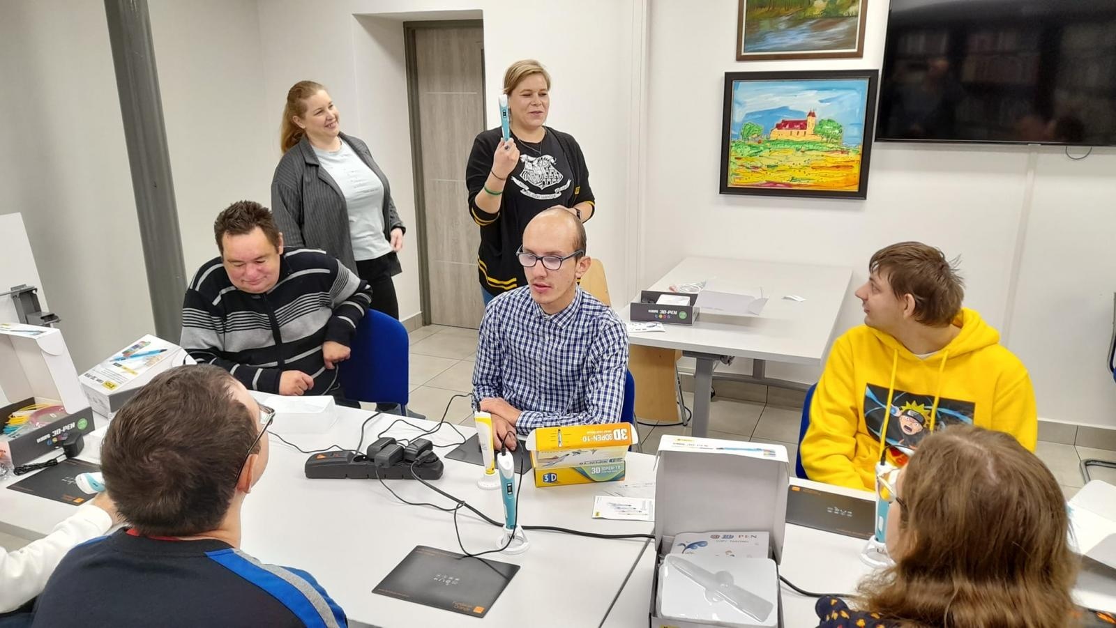 Zdjęcie w galerii na portalu naszraciborz.pl: Warsztaty tworzenia prac długopisami 3D w raciborskiej bibliotece wiadomości z regionu