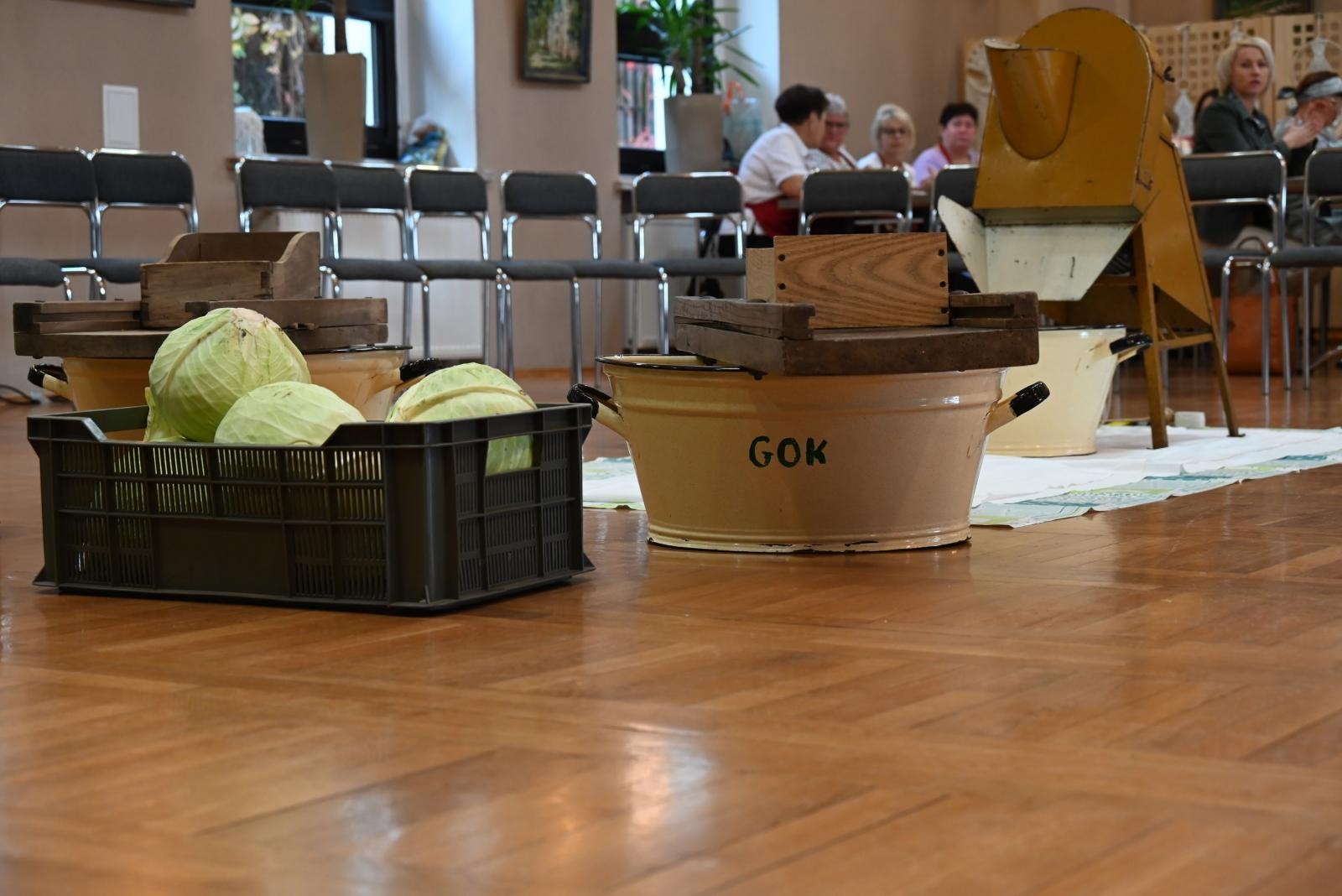 Zdjęcie w galerii na portalu naszraciborz.pl: W Tworkowie kisili kapustę po staremu wiadomości z regionu