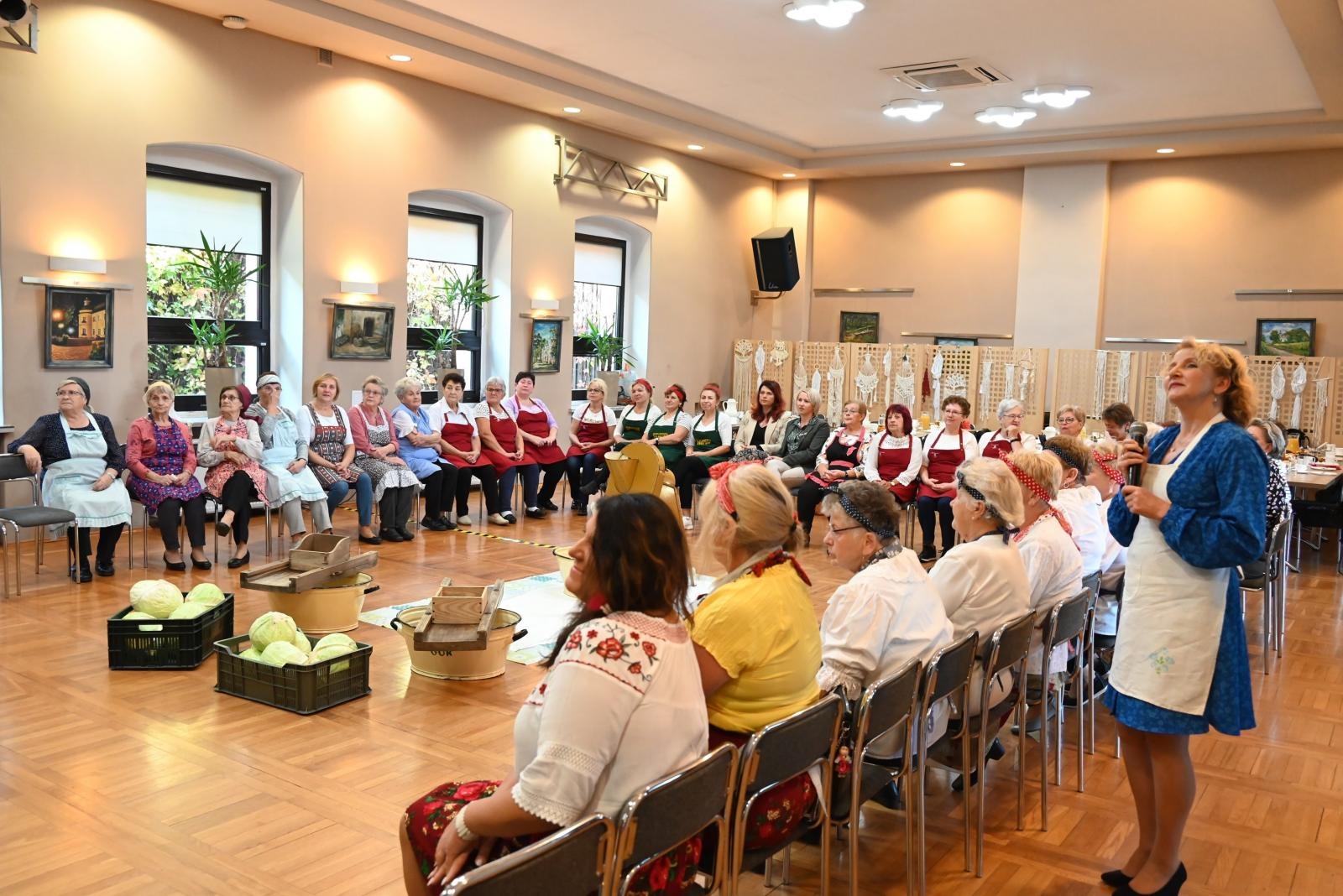 Zdjęcie w galerii na portalu naszraciborz.pl: W Tworkowie kisili kapustę po staremu wiadomości z regionu