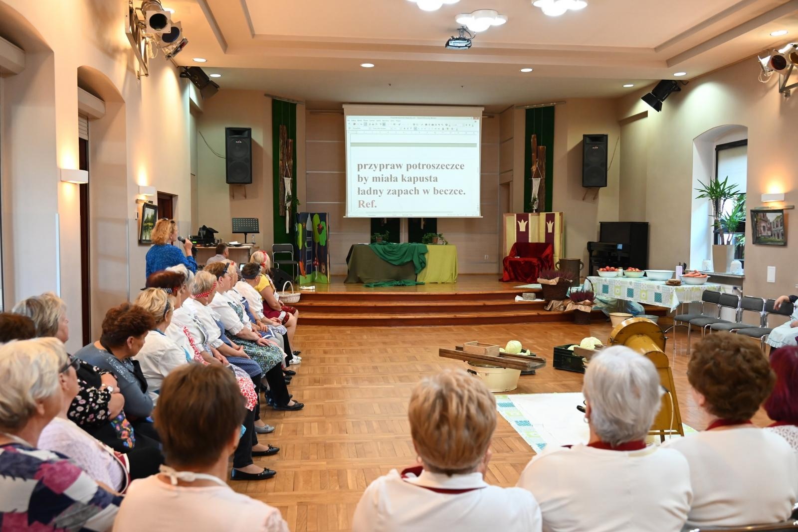 Zdjęcie w galerii na portalu naszraciborz.pl: W Tworkowie kisili kapustę po staremu wiadomości z regionu