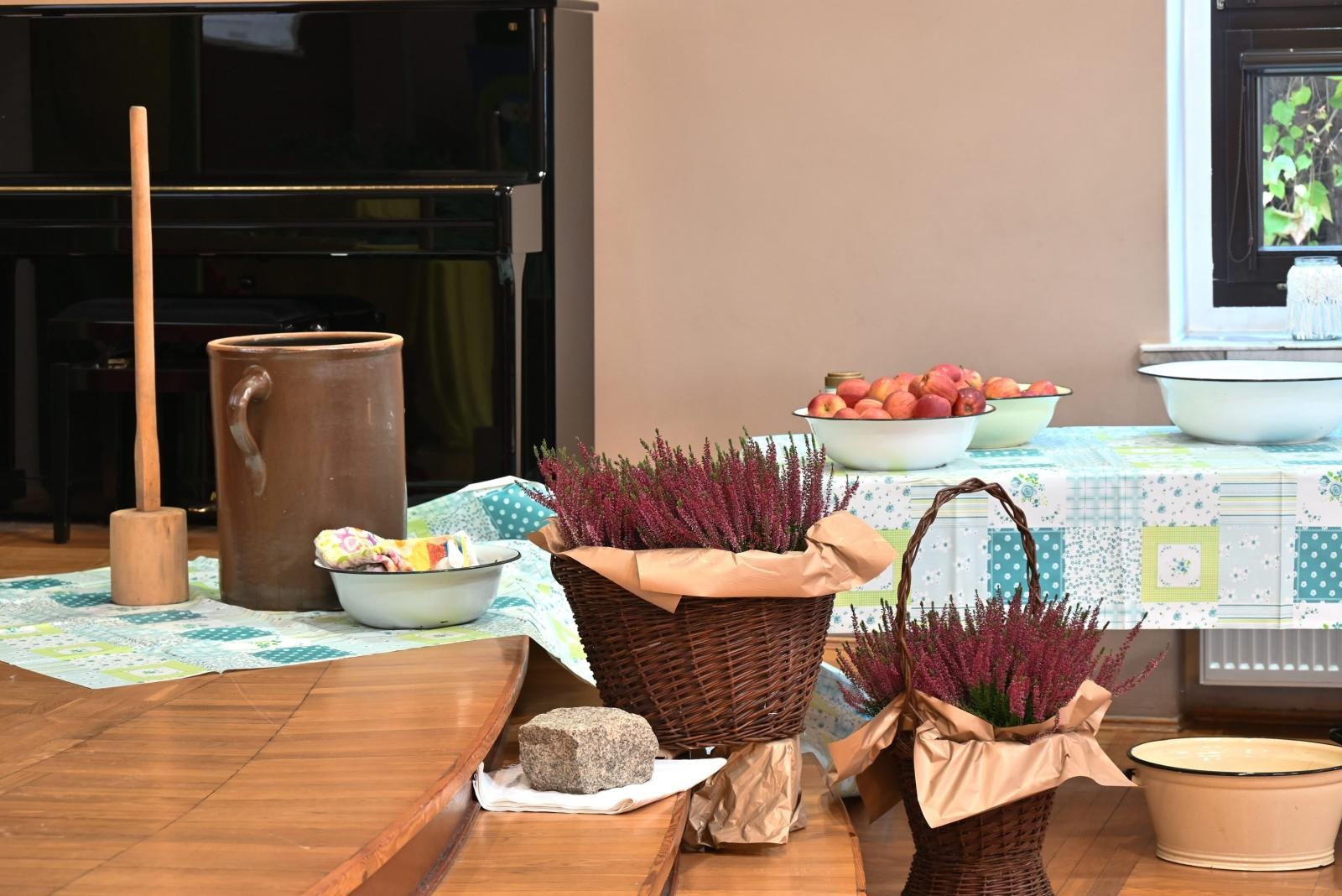 Zdjęcie w galerii na portalu naszraciborz.pl: W Tworkowie kisili kapustę po staremu wiadomości z regionu