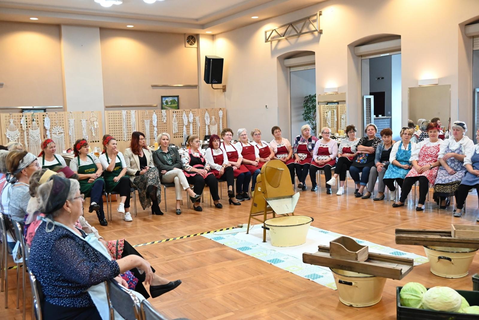 Zdjęcie w galerii na portalu naszraciborz.pl: W Tworkowie kisili kapustę po staremu wiadomości z regionu