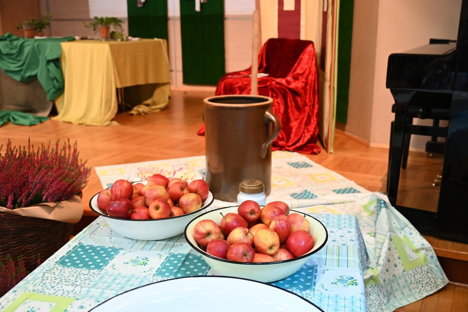 Zdjęcie w galerii na portalu naszraciborz.pl: W Tworkowie kisili kapustę po staremu wiadomości z regionu