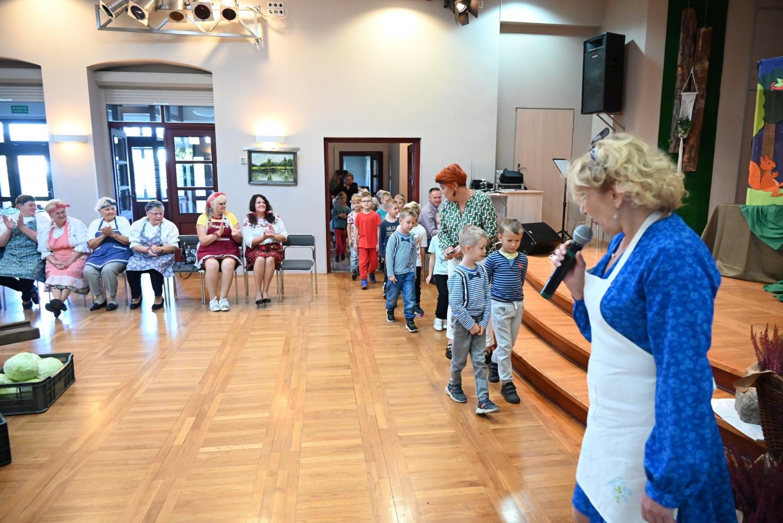 Zdjęcie w galerii na portalu naszraciborz.pl: W Tworkowie kisili kapustę po staremu wiadomości z regionu