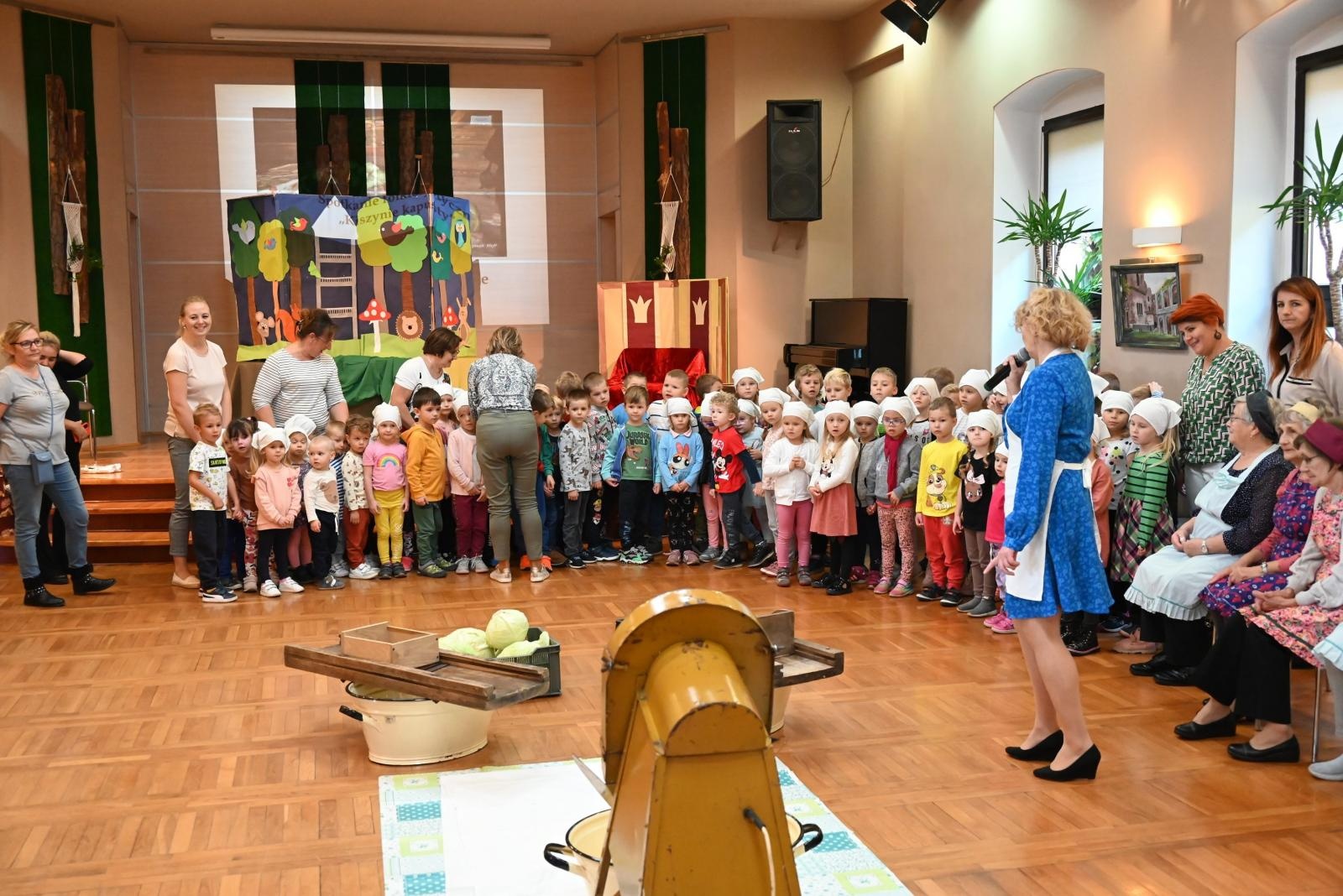 Zdjęcie w galerii na portalu naszraciborz.pl: W Tworkowie kisili kapustę po staremu wiadomości z regionu