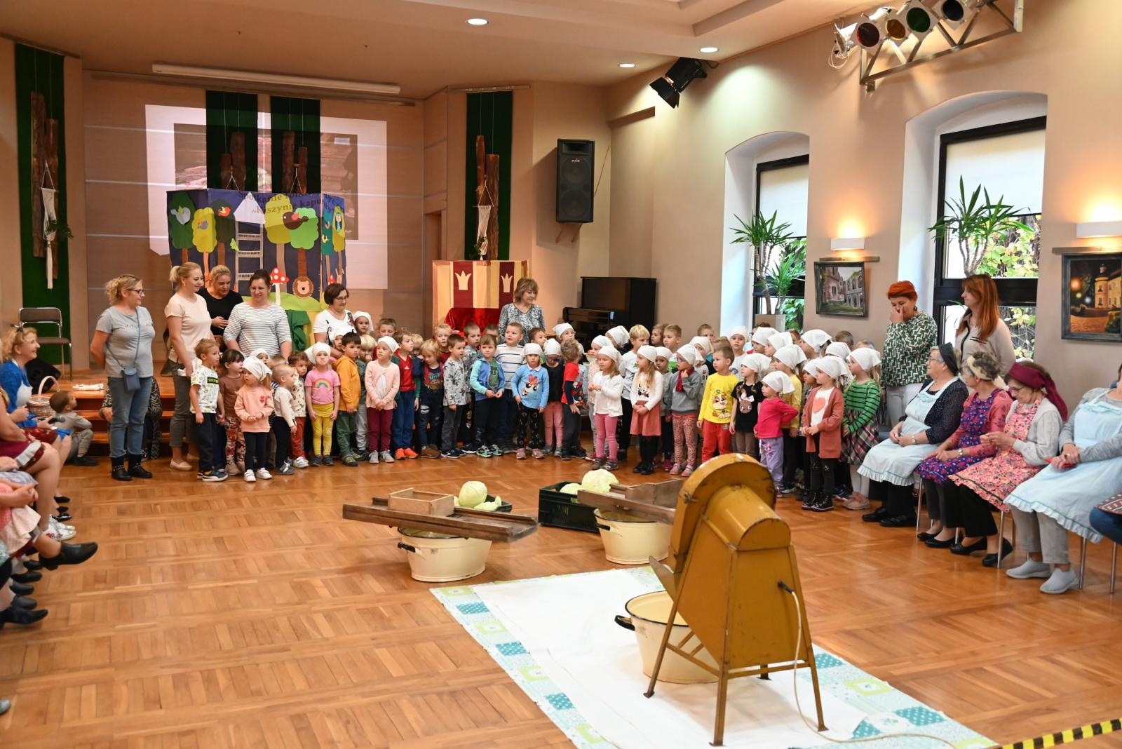 Zdjęcie w galerii na portalu naszraciborz.pl: W Tworkowie kisili kapustę po staremu wiadomości z regionu