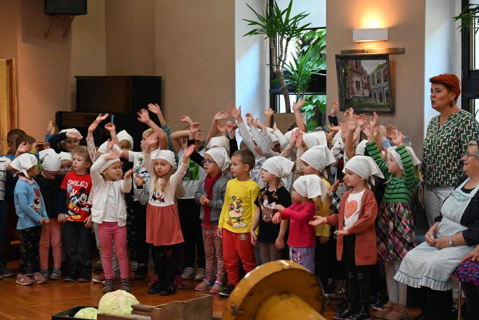 Zdjęcie w galerii na portalu naszraciborz.pl: W Tworkowie kisili kapustę po staremu wiadomości z regionu