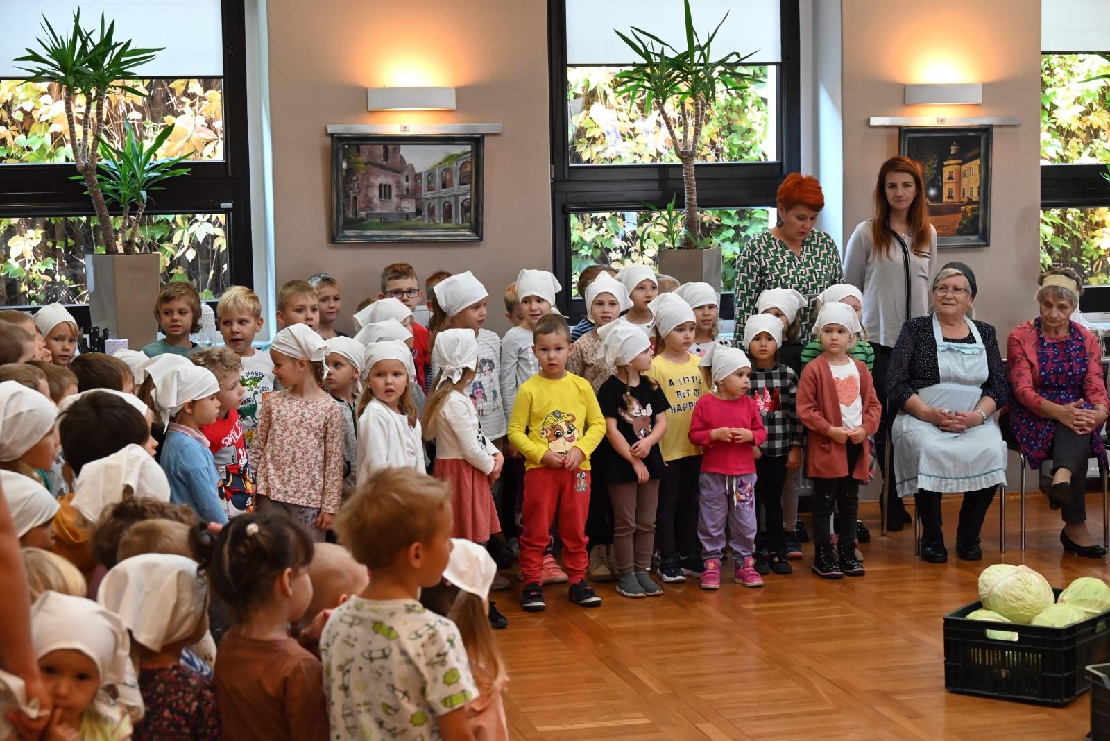 Zdjęcie w galerii na portalu naszraciborz.pl: W Tworkowie kisili kapustę po staremu wiadomości z regionu