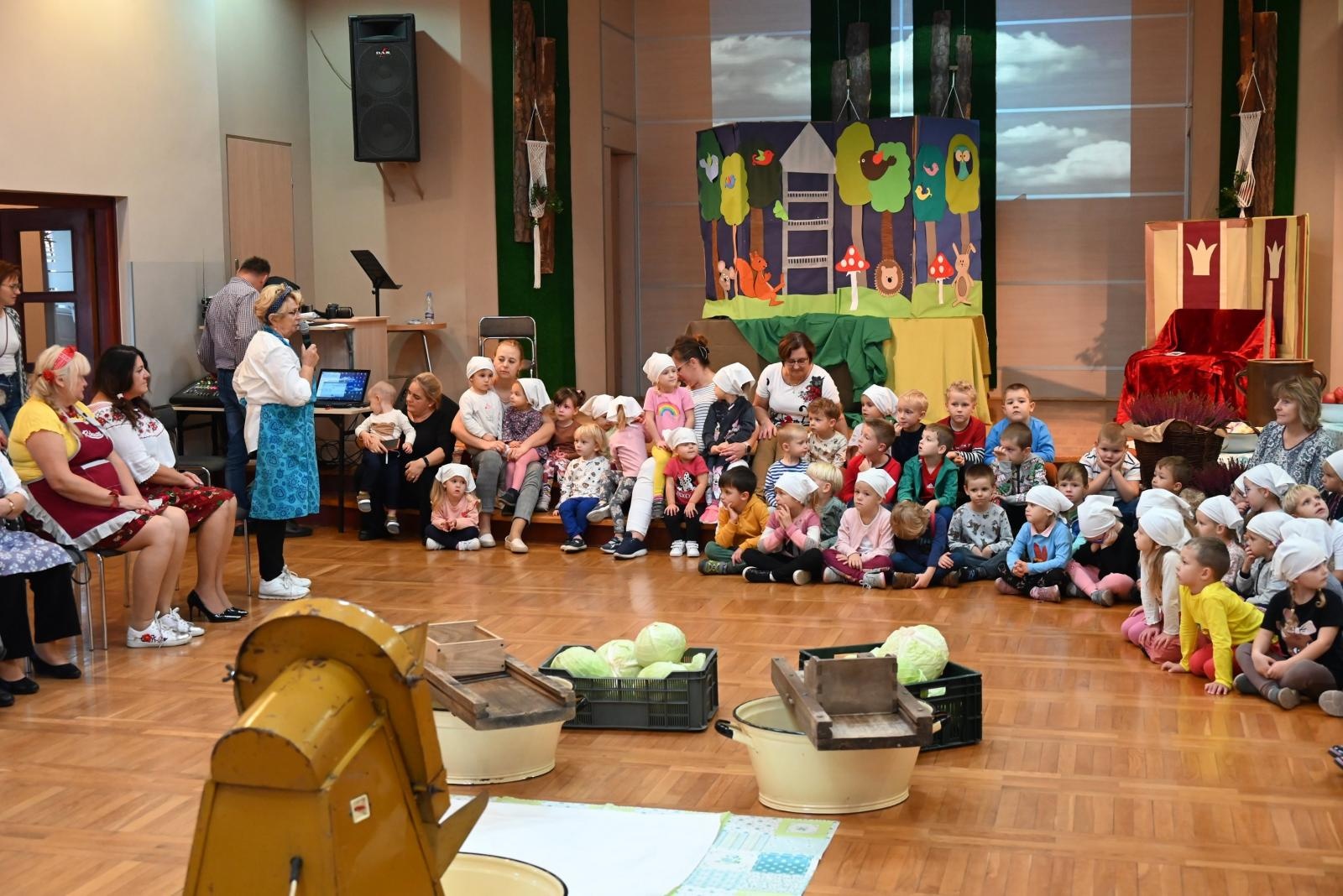 Zdjęcie w galerii na portalu naszraciborz.pl: W Tworkowie kisili kapustę po staremu wiadomości z regionu