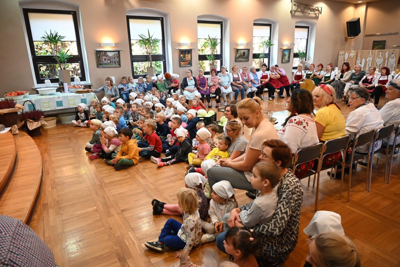 Zdjęcie w galerii na portalu naszraciborz.pl: W Tworkowie kisili kapustę po staremu wiadomości z regionu