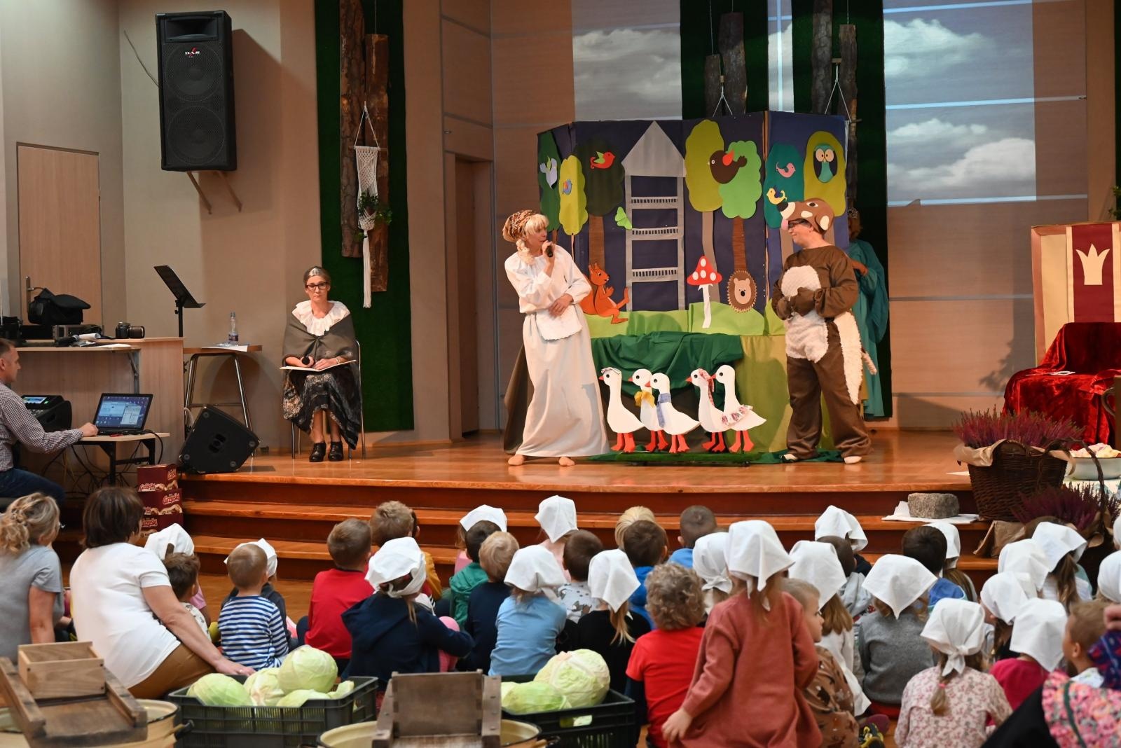 Zdjęcie w galerii na portalu naszraciborz.pl: W Tworkowie kisili kapustę po staremu wiadomości z regionu