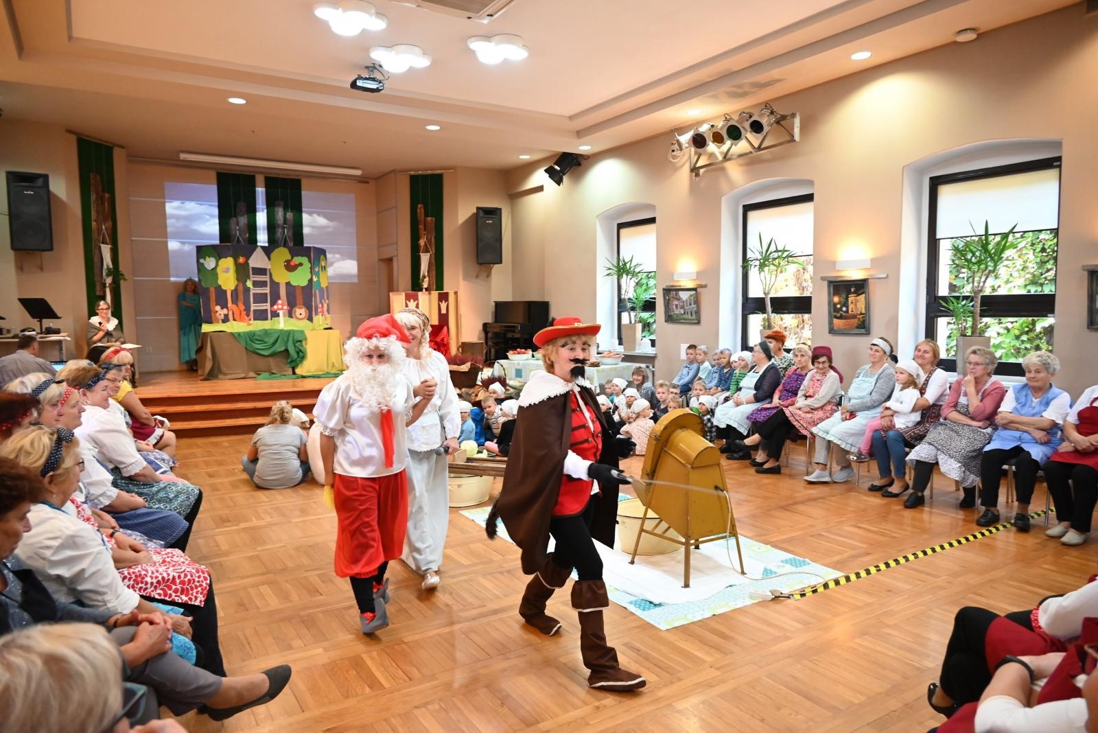 Zdjęcie w galerii na portalu naszraciborz.pl: W Tworkowie kisili kapustę po staremu wiadomości z regionu