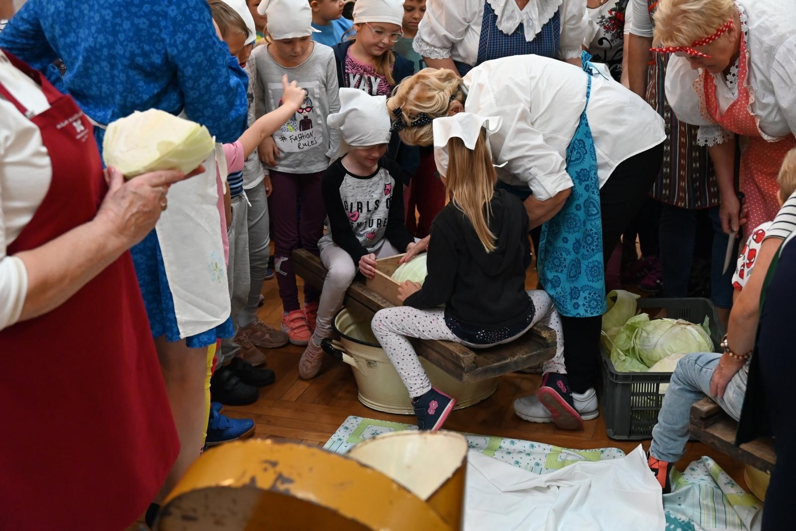 Zdjęcie w galerii na portalu naszraciborz.pl: W Tworkowie kisili kapustę po staremu wiadomości z regionu