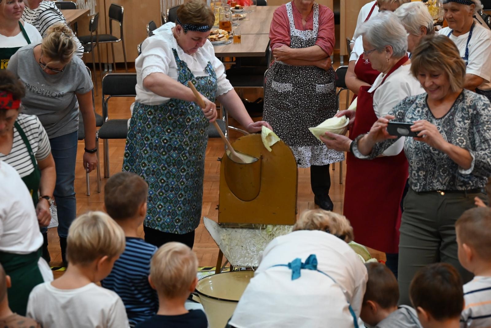 Zdjęcie w galerii na portalu naszraciborz.pl: W Tworkowie kisili kapustę po staremu wiadomości z regionu
