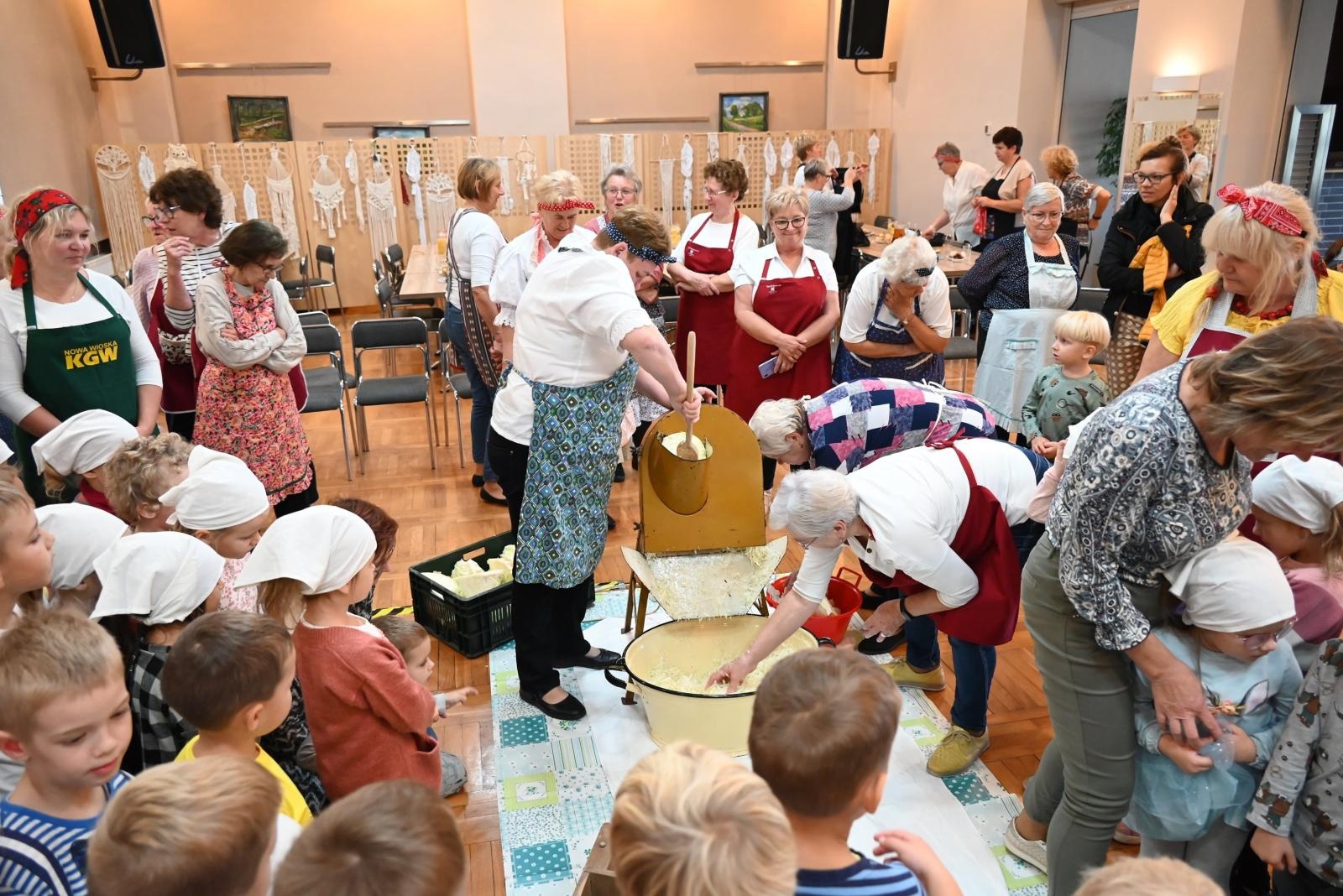 Zdjęcie w galerii na portalu naszraciborz.pl: W Tworkowie kisili kapustę po staremu wiadomości z regionu