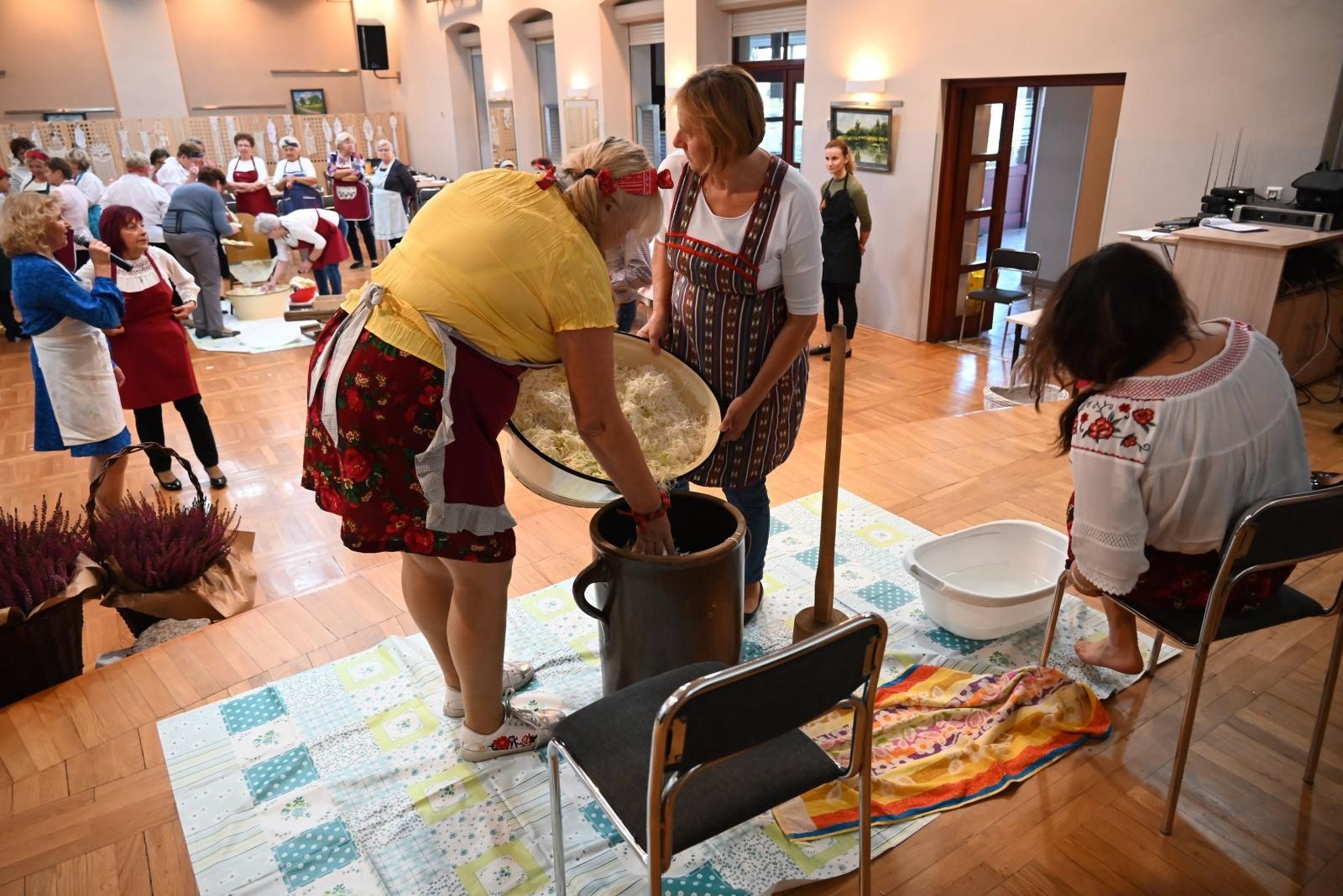 Zdjęcie w galerii na portalu naszraciborz.pl: W Tworkowie kisili kapustę po staremu wiadomości z regionu