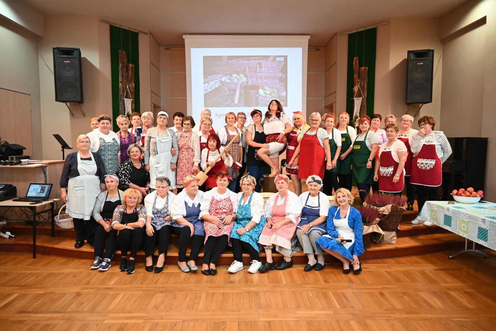 Zdjęcie w galerii na portalu naszraciborz.pl: W Tworkowie kisili kapustę po staremu wiadomości z regionu