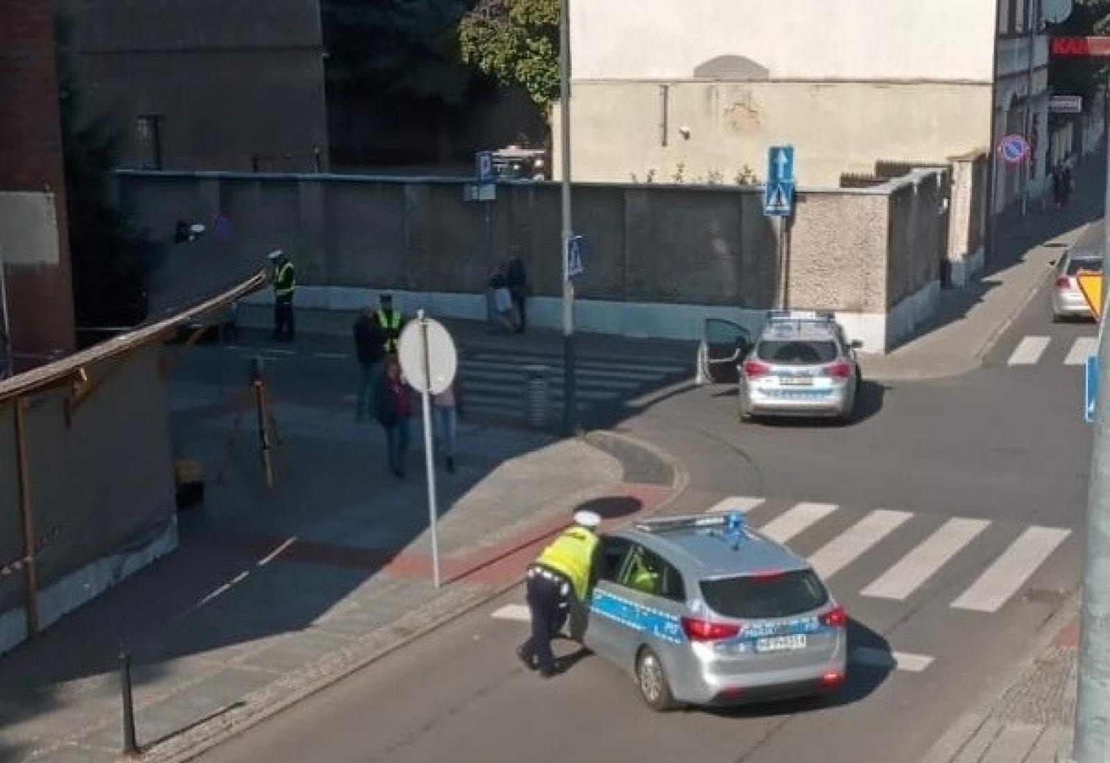 Zdjęcie w galerii na portalu naszraciborz.pl: Potrącenie na przejściu dla pieszych. Starsza kobieta trafiła do szpitala wiadomości z regionu