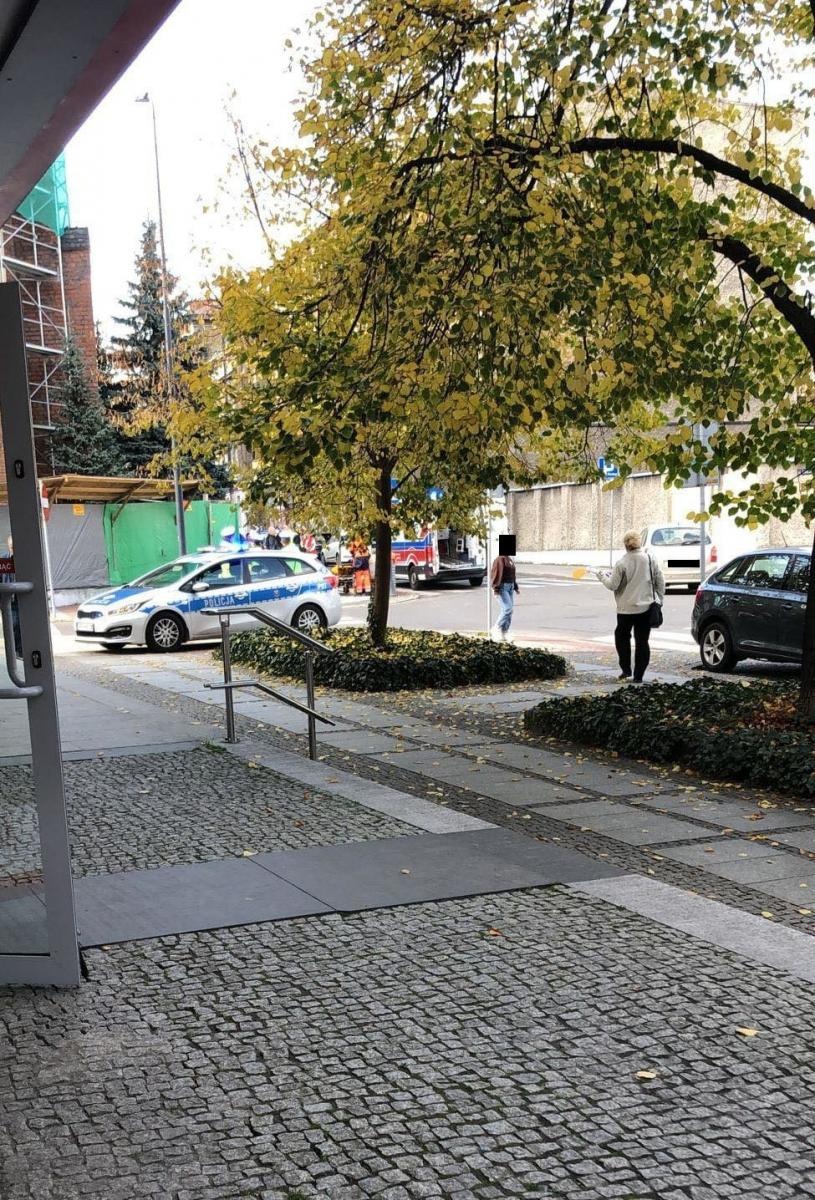 Zdjęcie w galerii na portalu naszraciborz.pl: Potrącenie na przejściu dla pieszych. Starsza kobieta trafiła do szpitala wiadomości z regionu