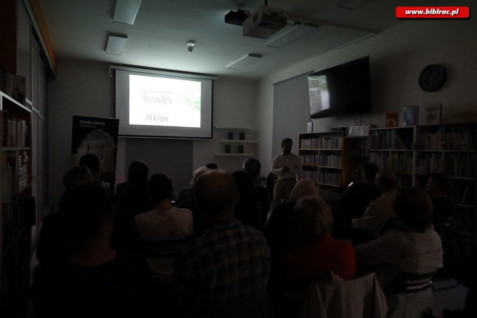 Zdjęcie w galerii na portalu naszraciborz.pl: Tomasz Grzywaczewski opowiedział w bibliotece o dawnych granicach i współczesnych konfliktach wiadomości z regionu
