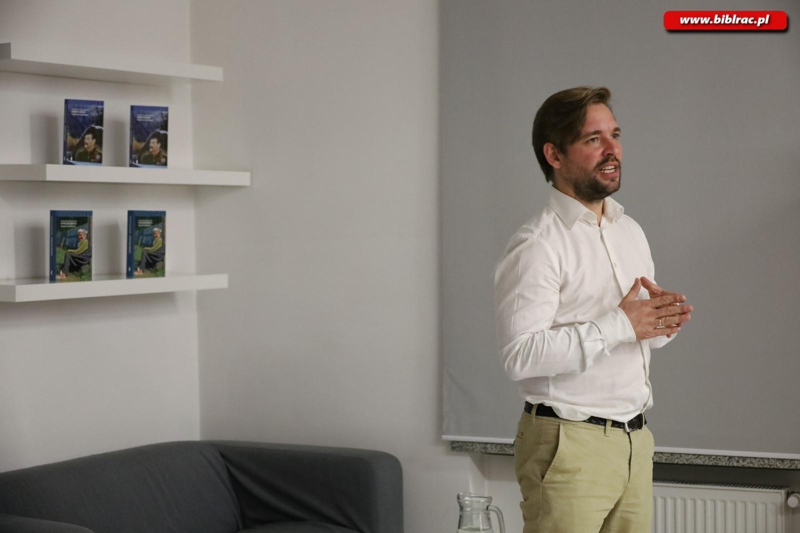 Zdjęcie w galerii na portalu naszraciborz.pl: Tomasz Grzywaczewski opowiedział w bibliotece o dawnych granicach i współczesnych konfliktach wiadomości z regionu