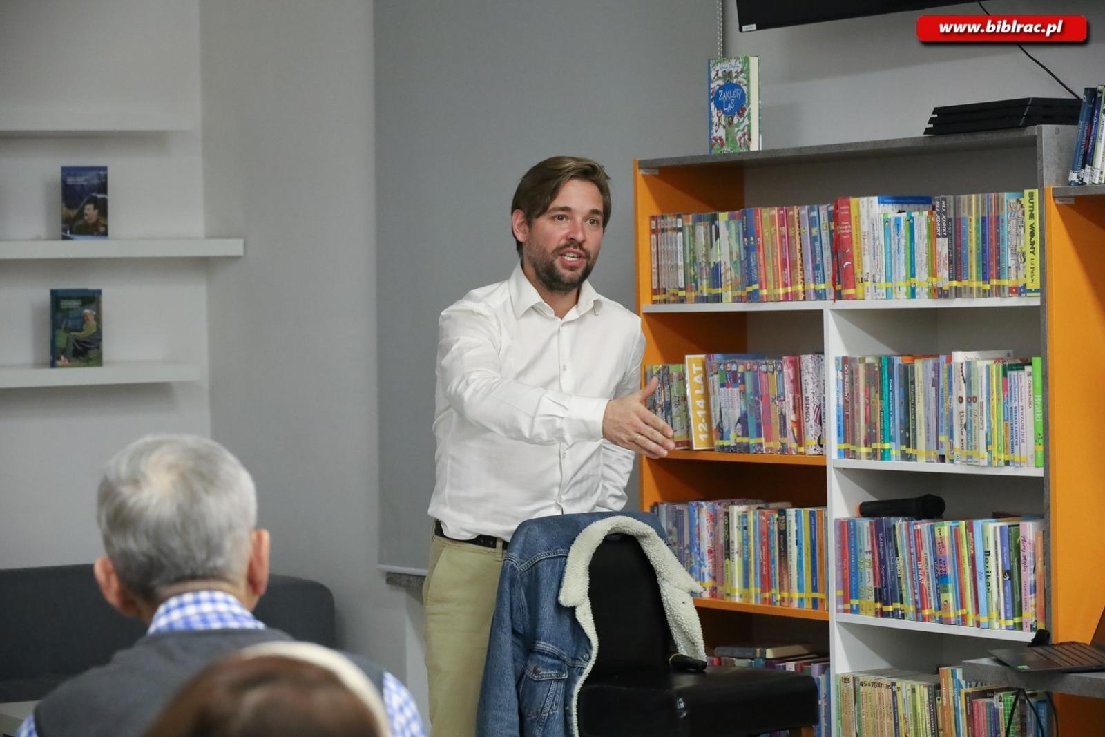 Zdjęcie w galerii na portalu naszraciborz.pl: Tomasz Grzywaczewski opowiedział w bibliotece o dawnych granicach i współczesnych konfliktach wiadomości z regionu