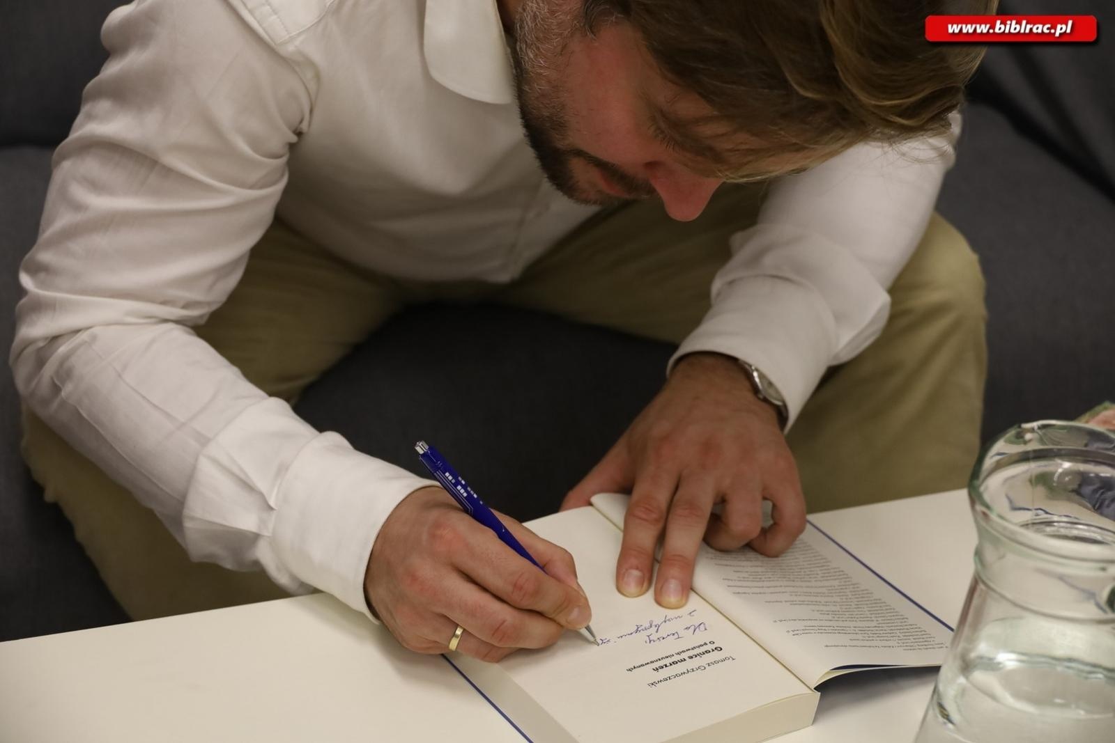 Zdjęcie w galerii na portalu naszraciborz.pl: Tomasz Grzywaczewski opowiedział w bibliotece o dawnych granicach i współczesnych konfliktach wiadomości z regionu