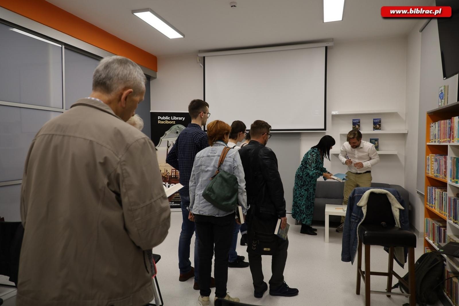 Zdjęcie w galerii na portalu naszraciborz.pl: Tomasz Grzywaczewski opowiedział w bibliotece o dawnych granicach i współczesnych konfliktach wiadomości z regionu