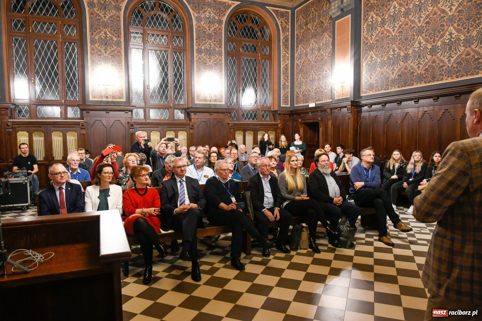 Zdjęcie w galerii na portalu naszraciborz.pl: W sali rozpraw dawnego sądu zainaugurowano historyczny workshop [FOTO i WIDEO] wiadomości z regionu