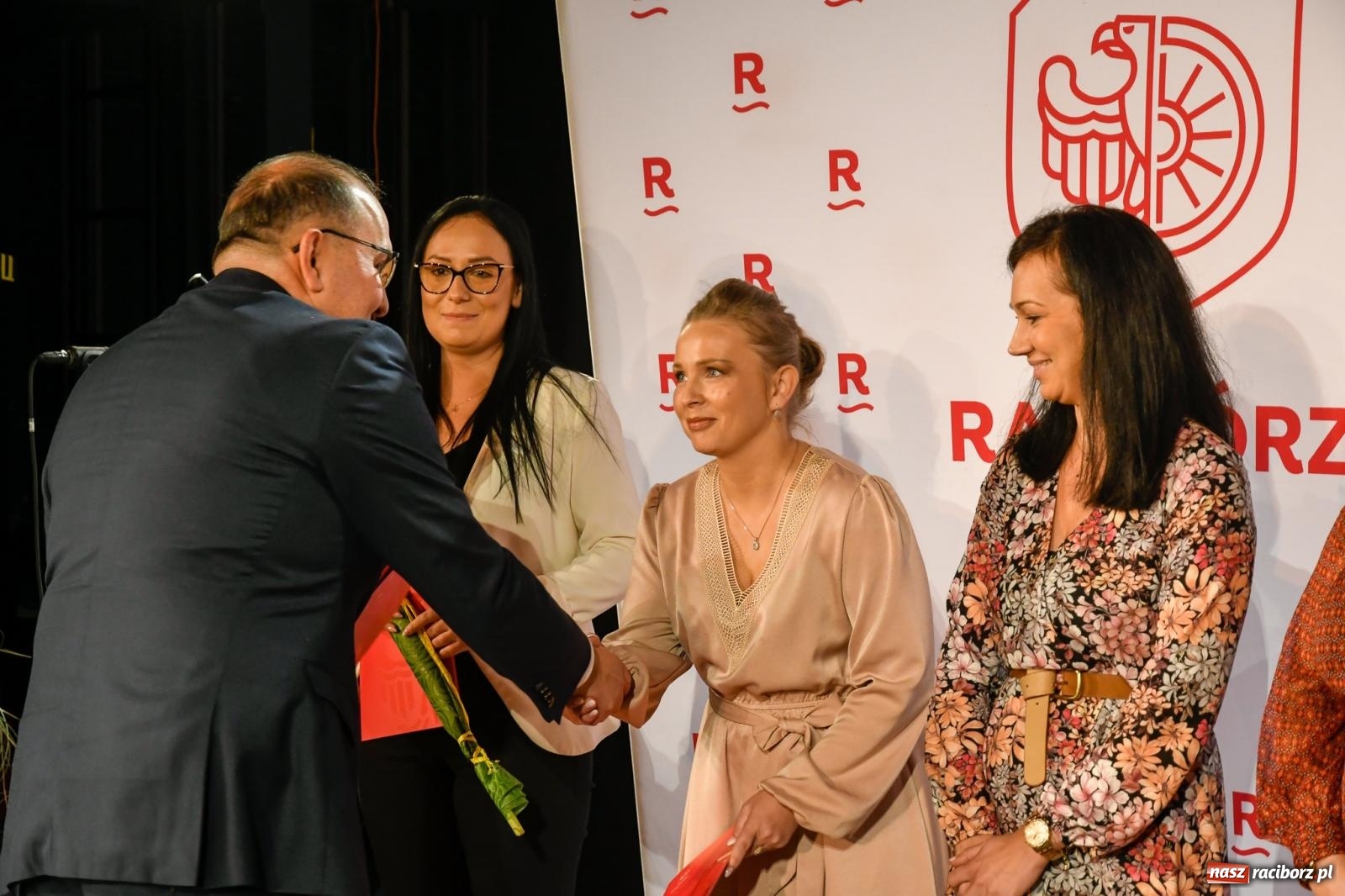 Zdjęcie w galerii na portalu naszraciborz.pl: Miejskie obchody Dnia Edukacji Narodowej i 60. urodziny SP 13 [FOTO i WIDEO] wiadomości z regionu
