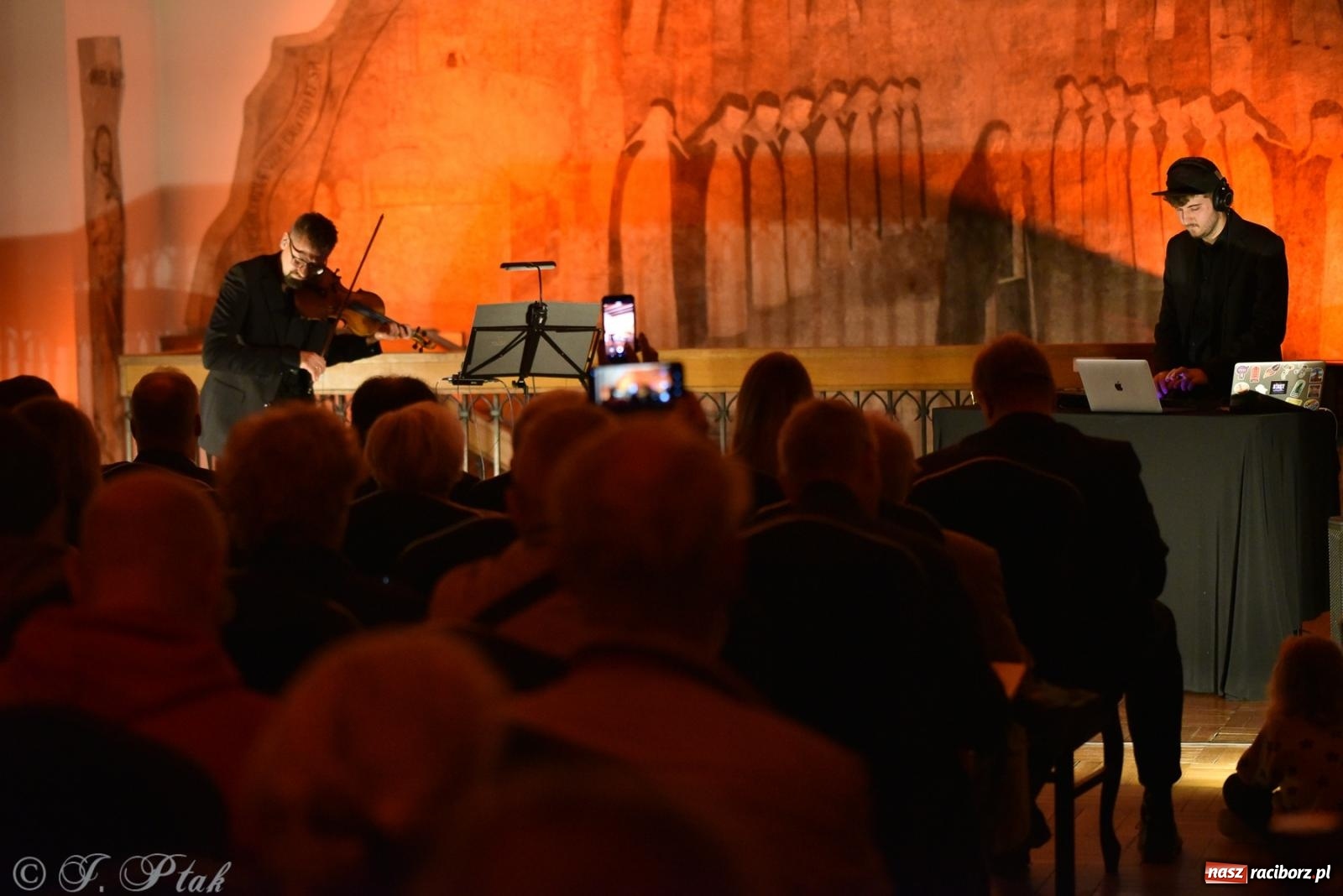 Zdjęcie w galerii na portalu naszraciborz.pl: Fuzja klasyki i elektroniki w raciborskim Muzeum [FOTO i WIDEO] wiadomości z regionu