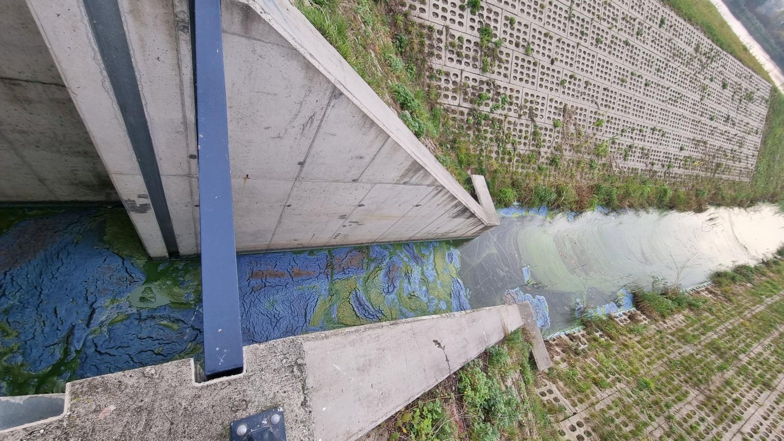 Zdjęcie w galerii na portalu naszraciborz.pl: Strażackie grupy ratownictwa chemicznego działają w Krzyżanowicach wiadomości z regionu