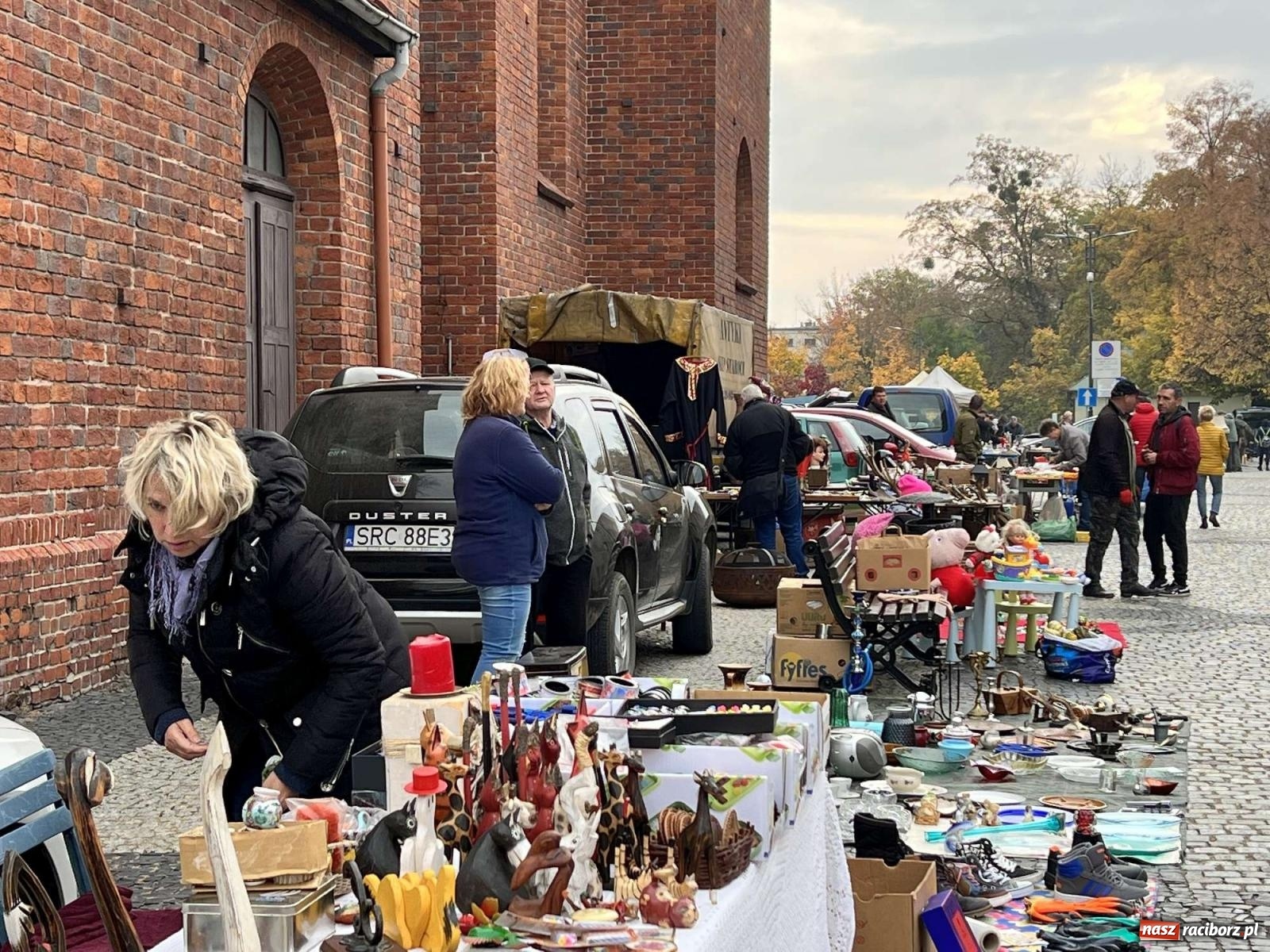 Zdjęcie w galerii na portalu naszraciborz.pl: Raciborski targ staroci i jedna perełka wiadomości z regionu