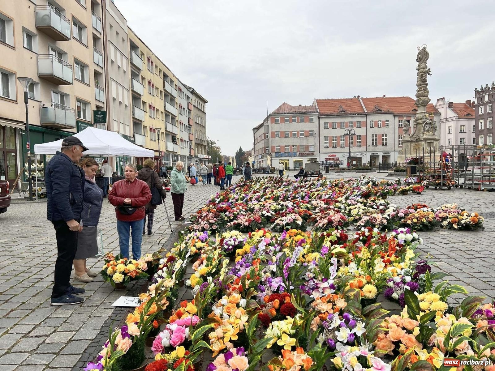 Zdjęcie w galerii na portalu naszraciborz.pl: Raciborski targ staroci i jedna perełka wiadomości z regionu