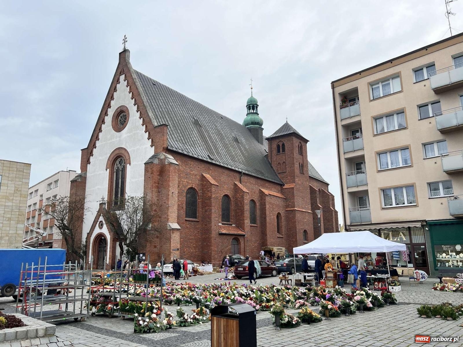 Zdjęcie w galerii na portalu naszraciborz.pl: Raciborski targ staroci i jedna perełka wiadomości z regionu