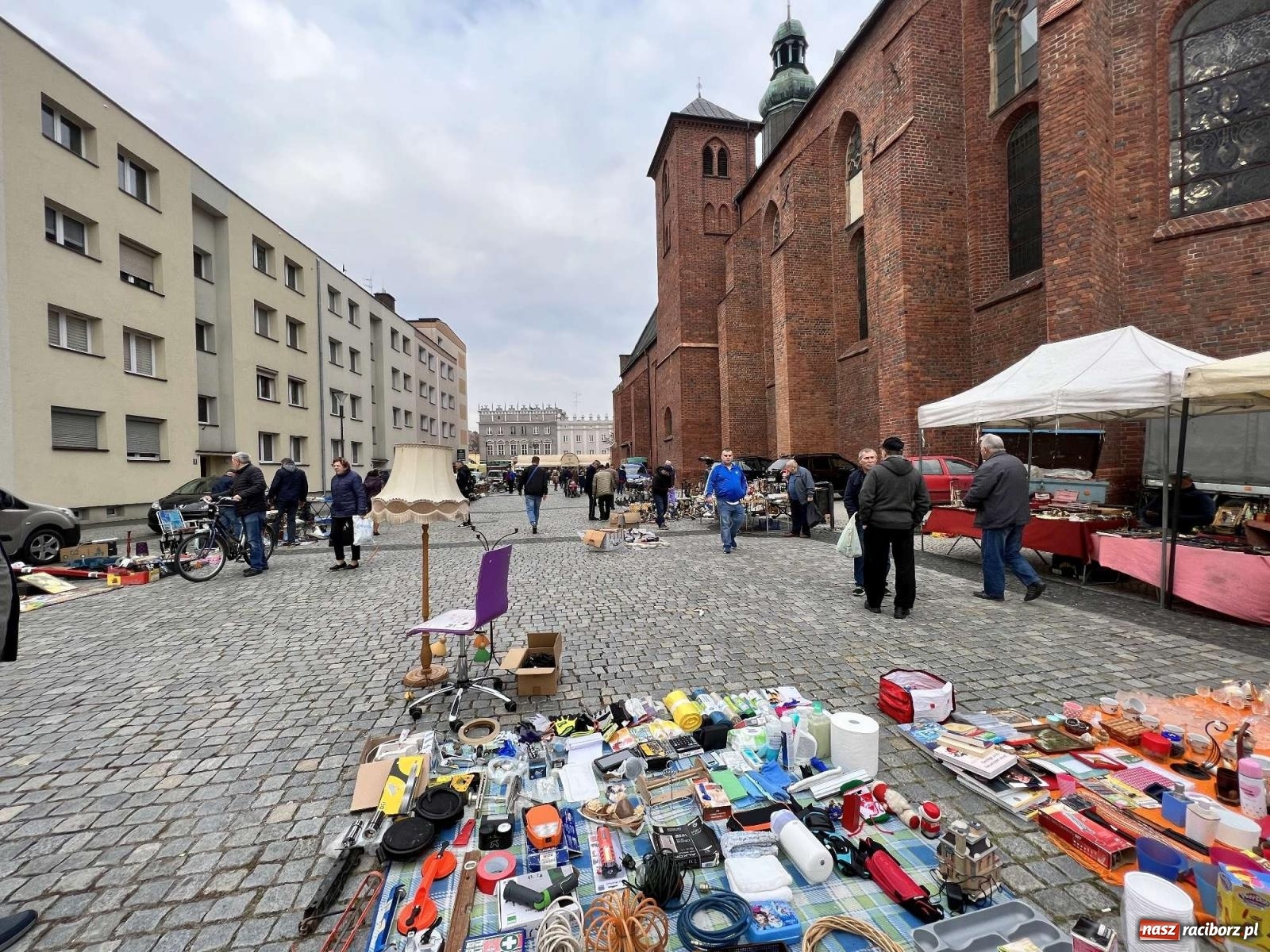 Zdjęcie w galerii na portalu naszraciborz.pl: Raciborski targ staroci i jedna perełka wiadomości z regionu