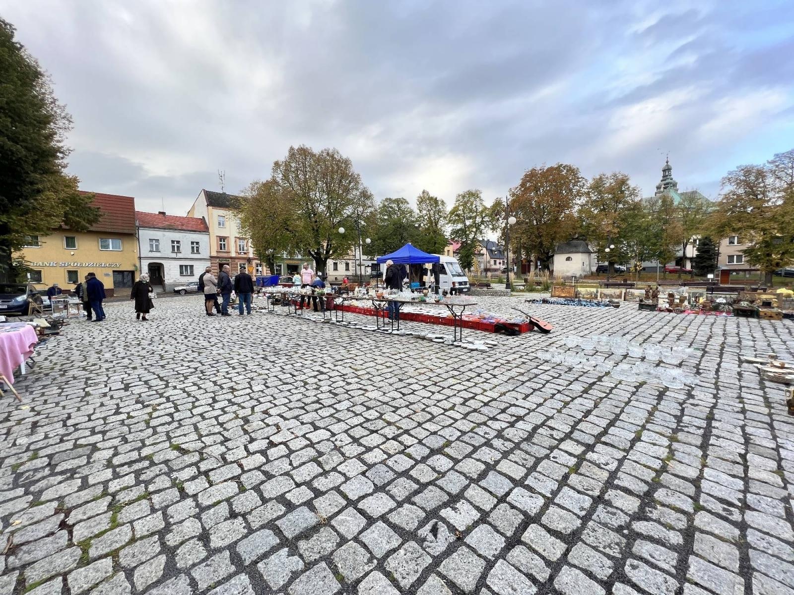 Zdjęcie w galerii na portalu naszraciborz.pl: Targ staroci w Krzanowicach. Coś na słodko i antyki wiadomości z regionu