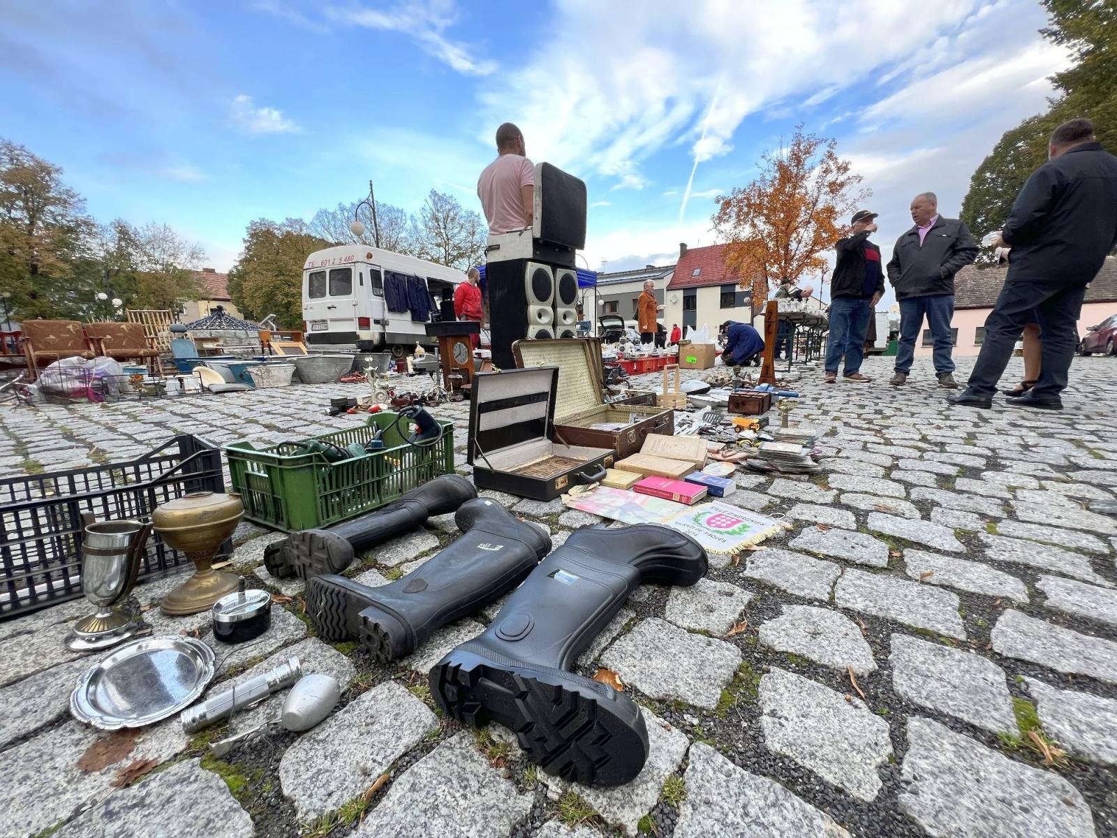 Zdjęcie w galerii na portalu naszraciborz.pl: Targ staroci w Krzanowicach. Coś na słodko i antyki wiadomości z regionu