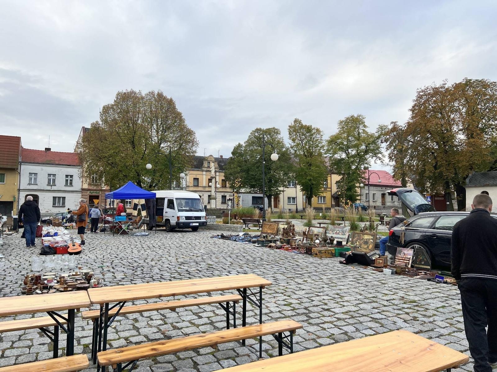 Zdjęcie w galerii na portalu naszraciborz.pl: Targ staroci w Krzanowicach. Coś na słodko i antyki wiadomości z regionu