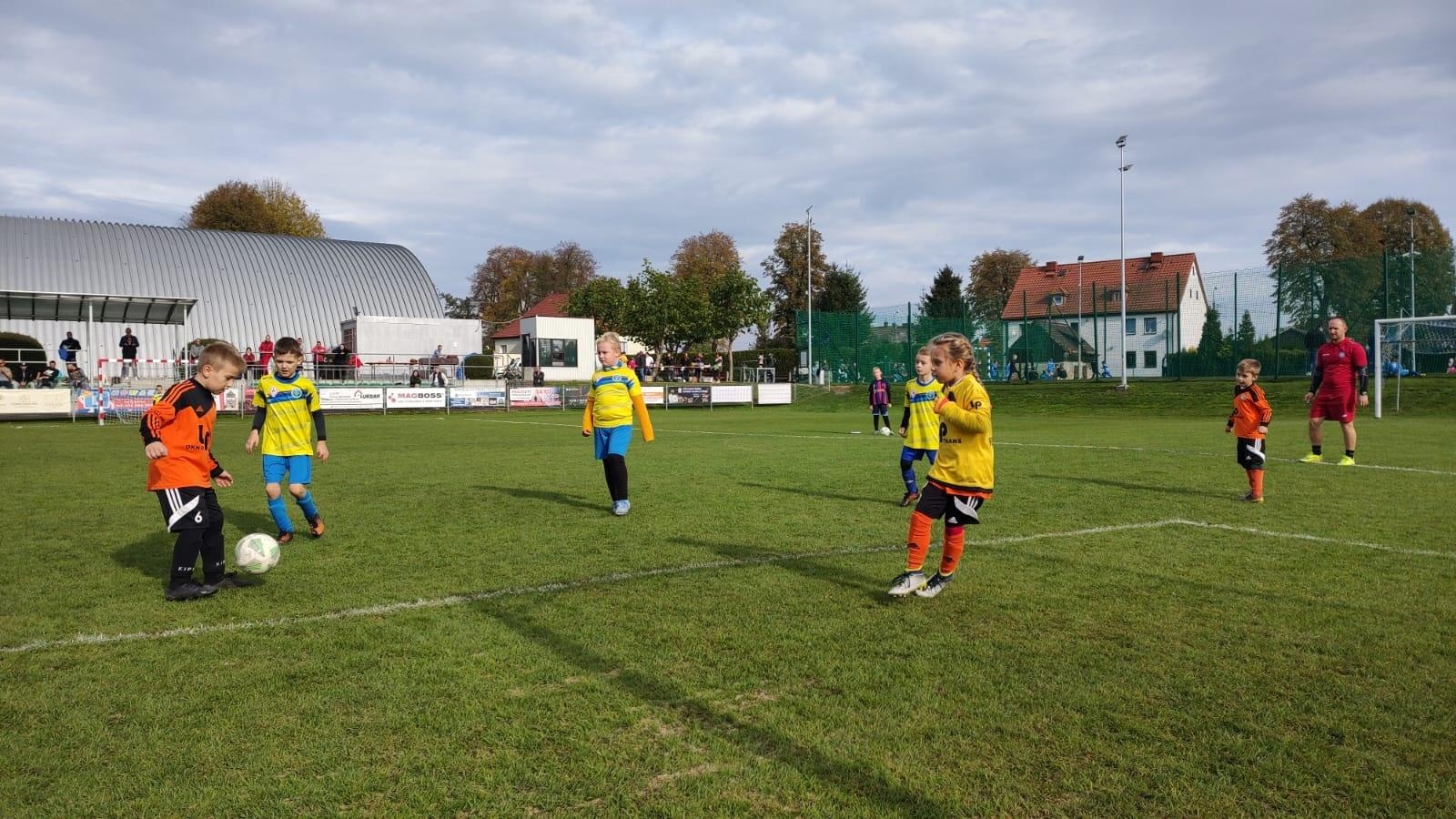 Zdjęcie w galerii na portalu naszraciborz.pl: W Chałupkach w piłkę grali i pieniądze dla Mikołaja zbierali wiadomości z regionu