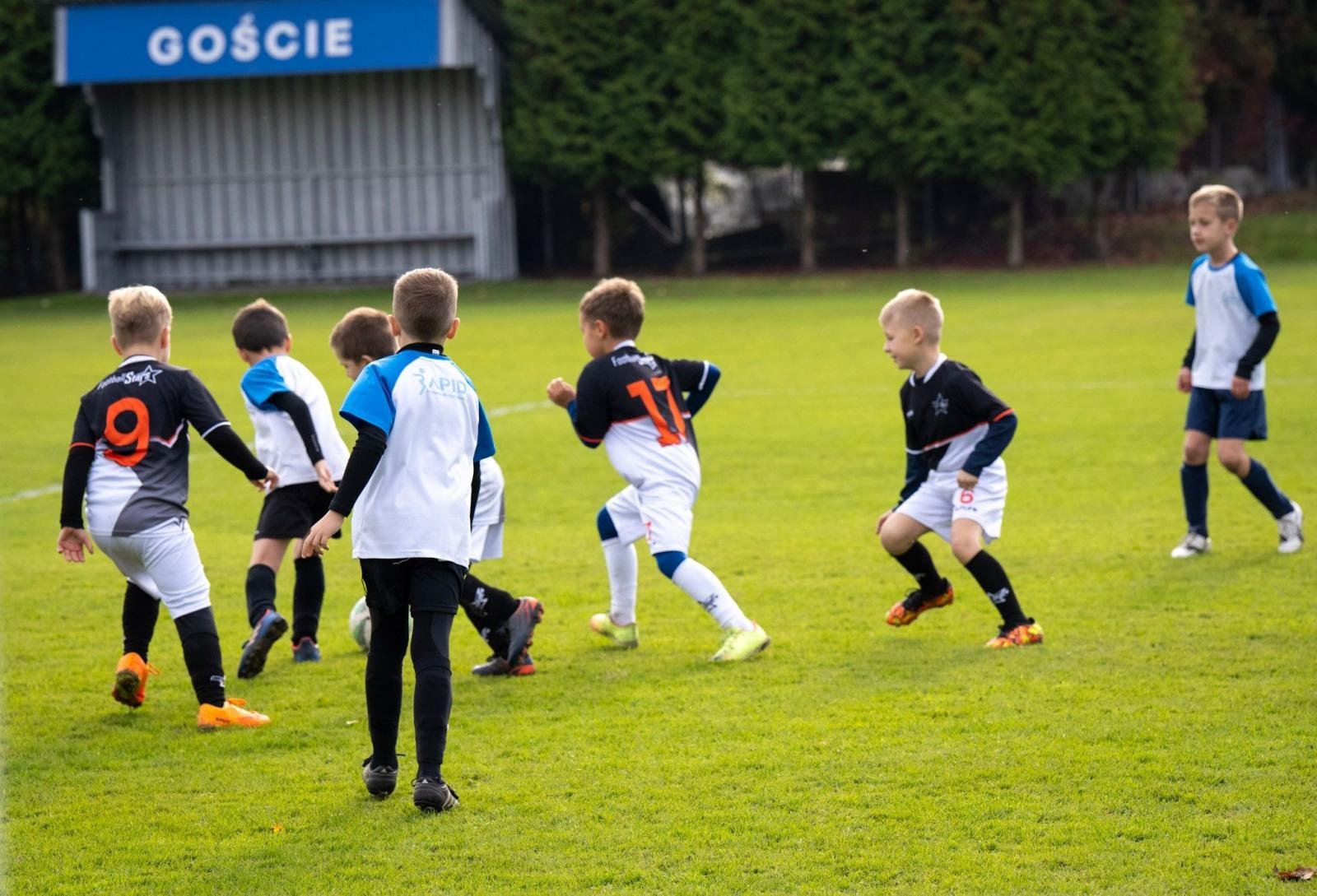 Zdjęcie w galerii na portalu naszraciborz.pl: W Chałupkach w piłkę grali i pieniądze dla Mikołaja zbierali wiadomości z regionu