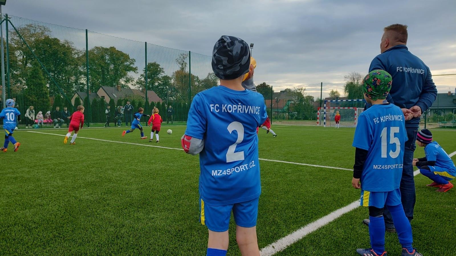 Zdjęcie w galerii na portalu naszraciborz.pl: W Chałupkach w piłkę grali i pieniądze dla Mikołaja zbierali wiadomości z regionu