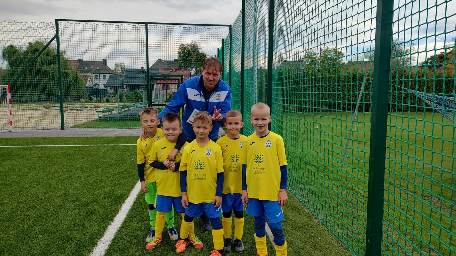 Zdjęcie w galerii na portalu naszraciborz.pl: W Chałupkach w piłkę grali i pieniądze dla Mikołaja zbierali wiadomości z regionu