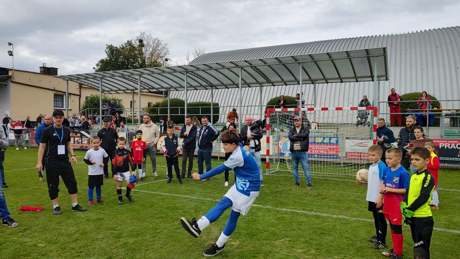Zdjęcie w galerii na portalu naszraciborz.pl: W Chałupkach w piłkę grali i pieniądze dla Mikołaja zbierali wiadomości z regionu