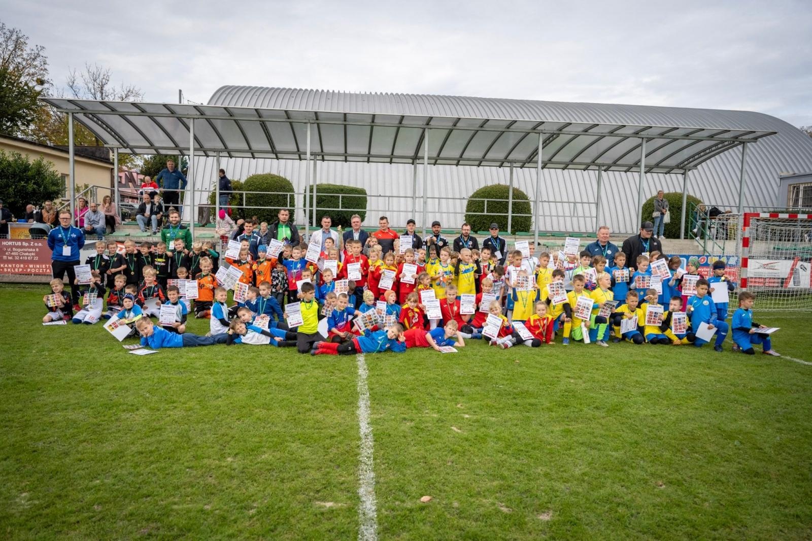 Zdjęcie w galerii na portalu naszraciborz.pl: W Chałupkach w piłkę grali i pieniądze dla Mikołaja zbierali wiadomości z regionu