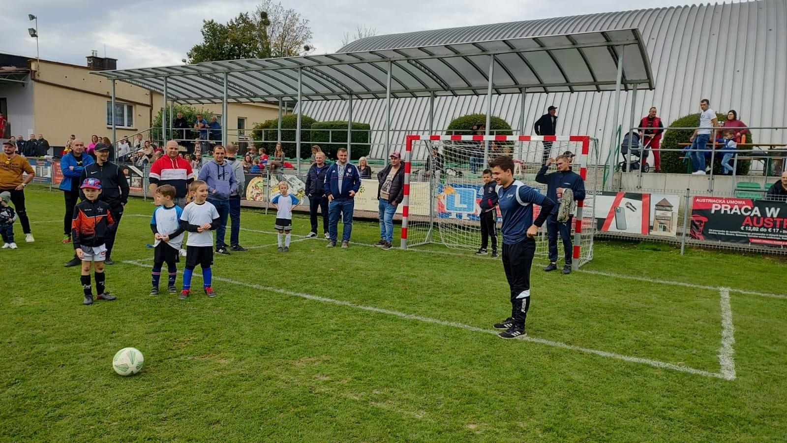 Zdjęcie w galerii na portalu naszraciborz.pl: W Chałupkach w piłkę grali i pieniądze dla Mikołaja zbierali wiadomości z regionu